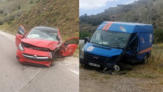 Gümüşhane’de Minibüsle Otomobil Kafa Kafaya Çarpıştı: 3 Yaralı