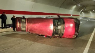 Hafif ticari araç tünel içinde yan yattı: 2 yaralı