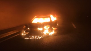 Otomobil yeni Zigana tünelinde alev alev yandı