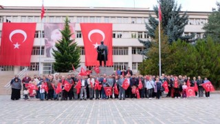 Türk Eğitim-Sen Cumhuriyetin 100. Yılında Atatürk Anıtına çelenk bıraktı