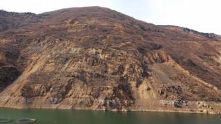 Gümüşhane’nin Kürtün İlçesinde, Dağ Baraja Doğru Kayıyor